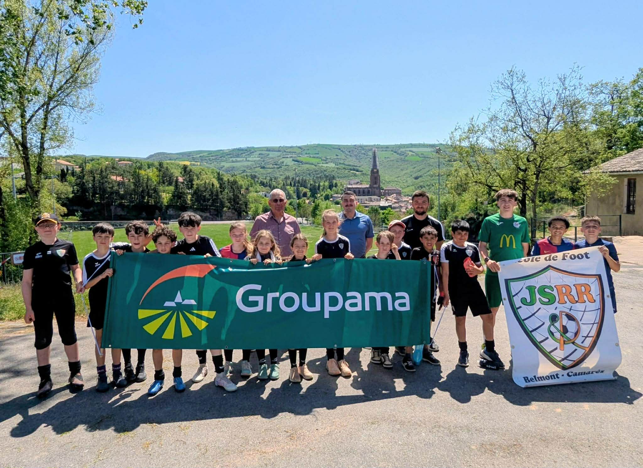 Enfants de l'école de foot JSRR avec la banderole du club